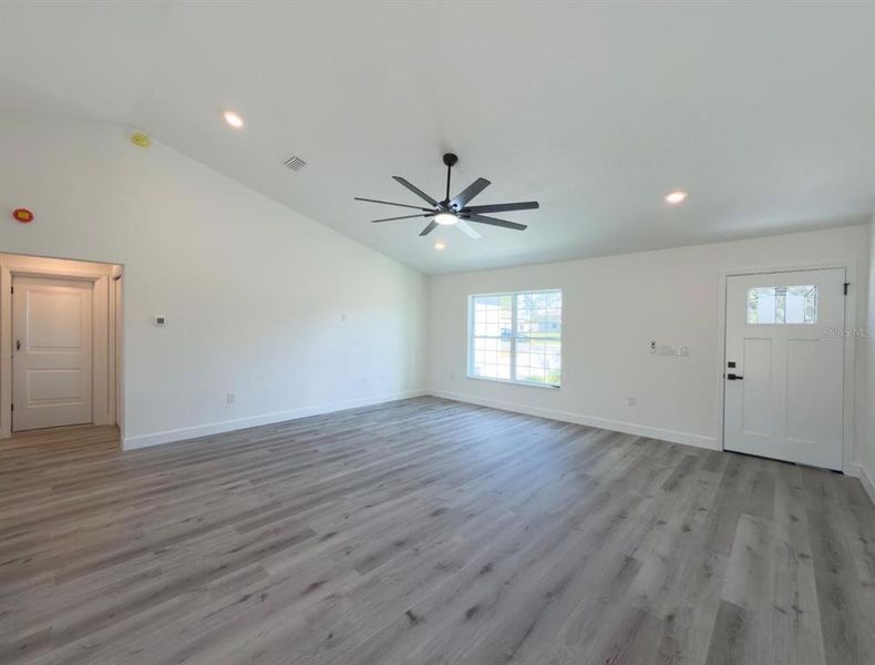 Spacious, unfurnished interior of a new home in , Ocala (Image 14).