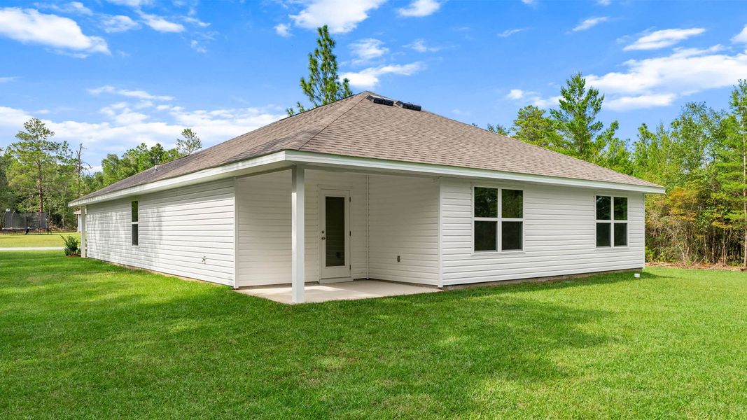 Exterior details and patio area of a home in Sunny Hills, Chipley (Image 4).