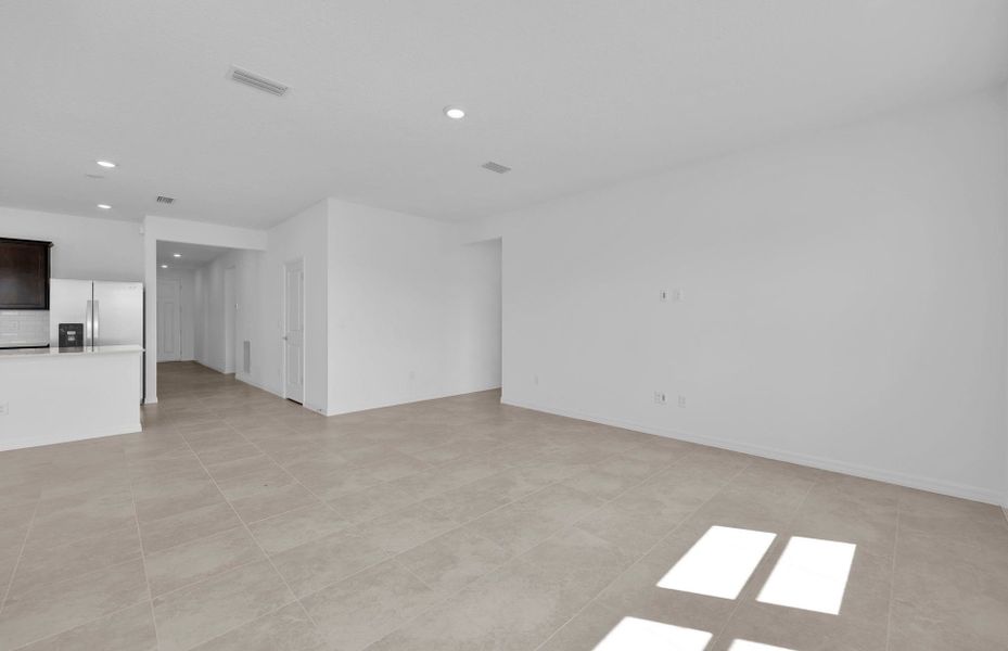 Spacious, unfurnished interior of a new home in Hyland Trail, Green Cove Springs (Image 20).