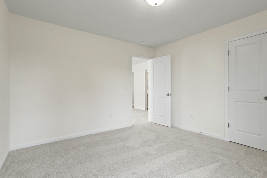 Spacious, unfurnished interior of a new home in Bellevue, Greenville (Image 25).