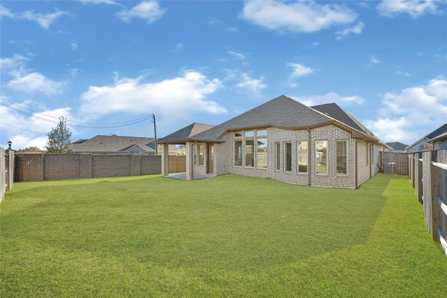 Exterior details and patio area of a home in Edgewater, Webster (Image 22).