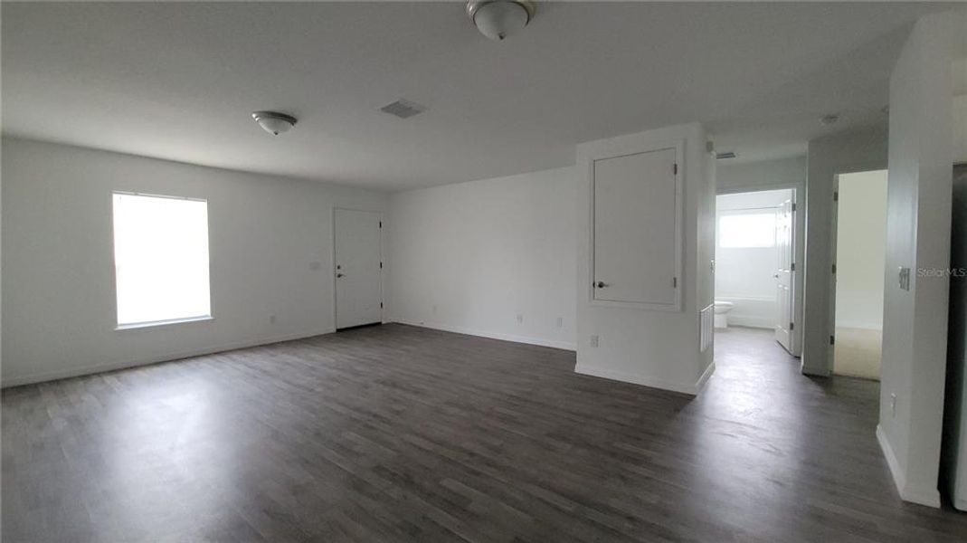 Spacious, unfurnished interior of a new home in , Daytona Beach (Image 9).