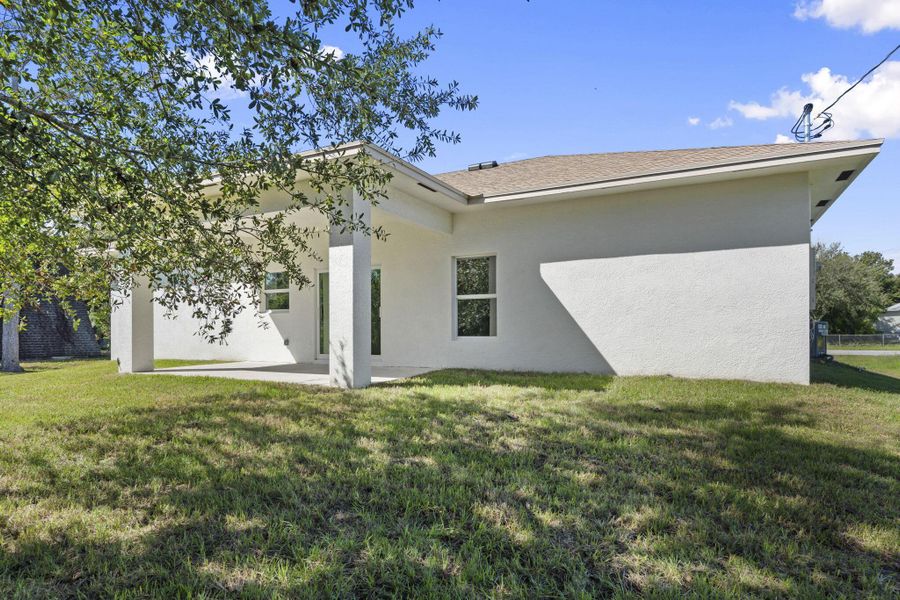 Exterior details and patio area of a home in , Fort Pierce (Image 3).