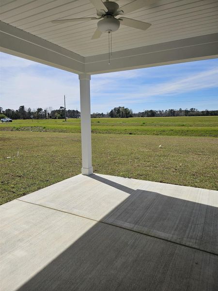 Exterior details and patio area of a home in Edgefield, Loris (Image 3).