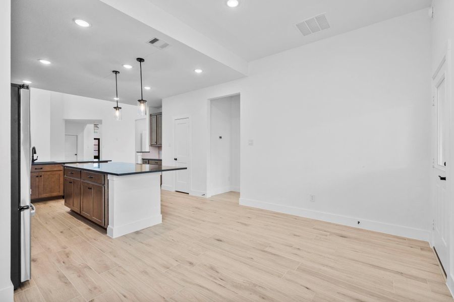 Spacious, unfurnished interior of a new home in Wood Leaf Reserve, Tomball (Image 20).