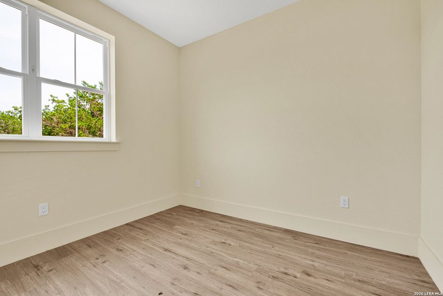 Spacious, unfurnished interior of a new home in , Bandera (Image 6).
