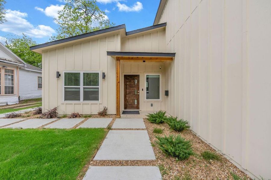 Exterior details and patio area of a home in , Dallas (Image 3).