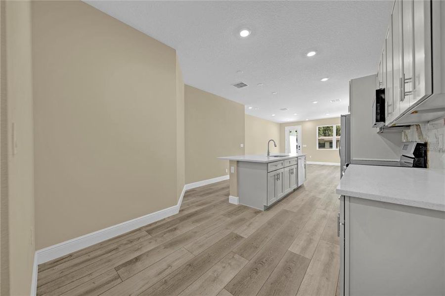 Spacious, unfurnished interior of a new home in , Winter Garden (Image 24).