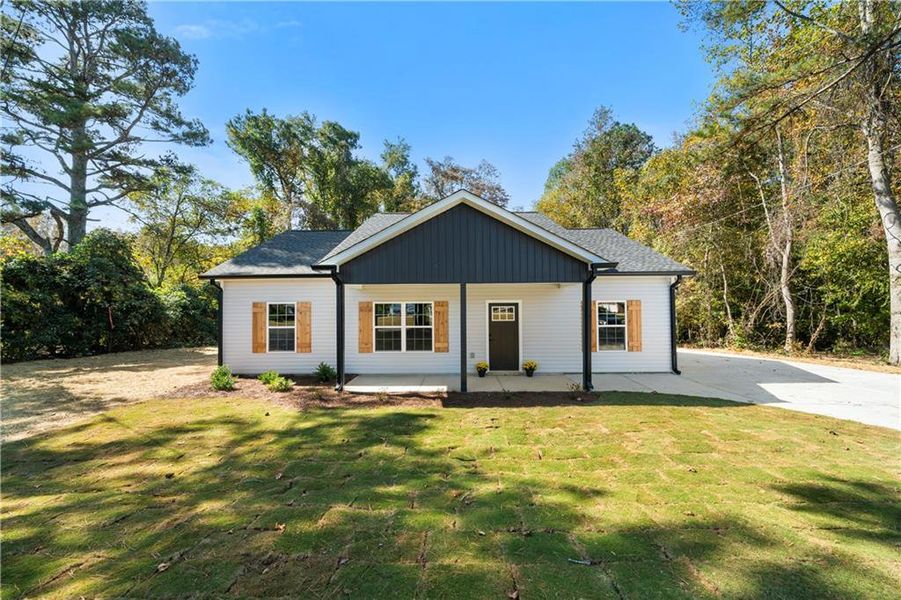 Front exterior of a new home in , Cedartown, GA, highlighting curb appeal (Image 1). Front exterior of a new home in , Cedartown, GA, highlighting curb appeal (Image 1).