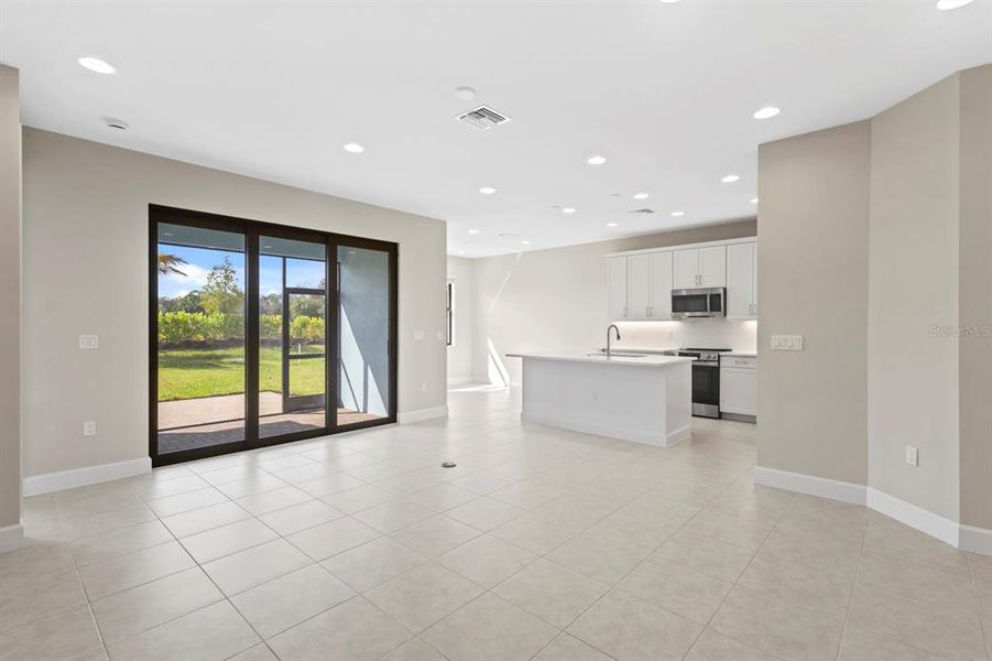 Spacious, unfurnished interior of a new home in , Fort Myers (Image 14).