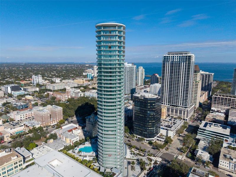 Condo located in St. Petersburg, FL showcasing its design and architecture (Image 33).