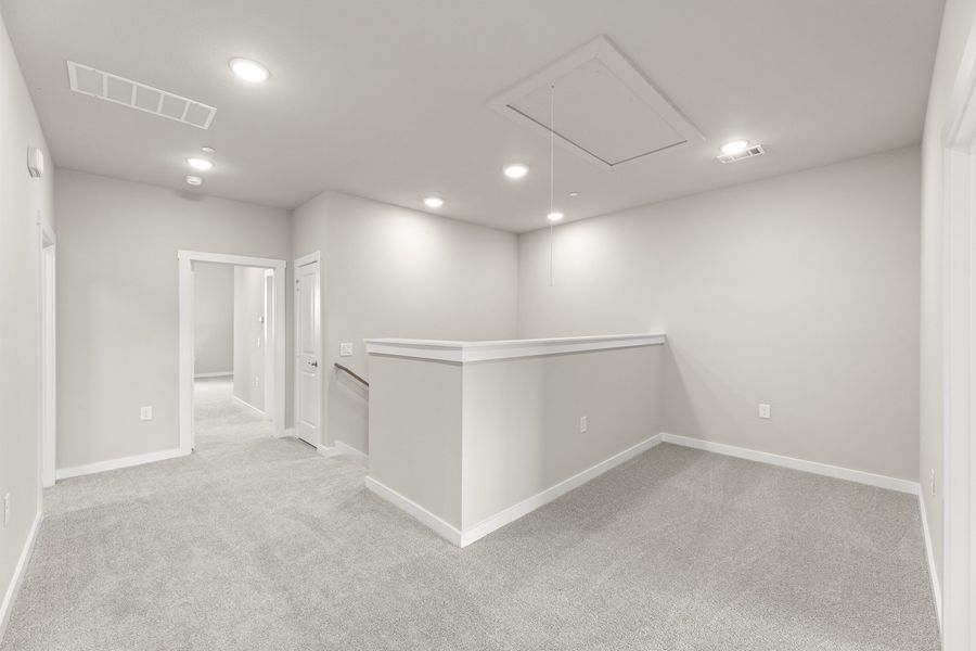 Spacious, unfurnished interior of a new home in Wildridge, Oak Point (Image 21).