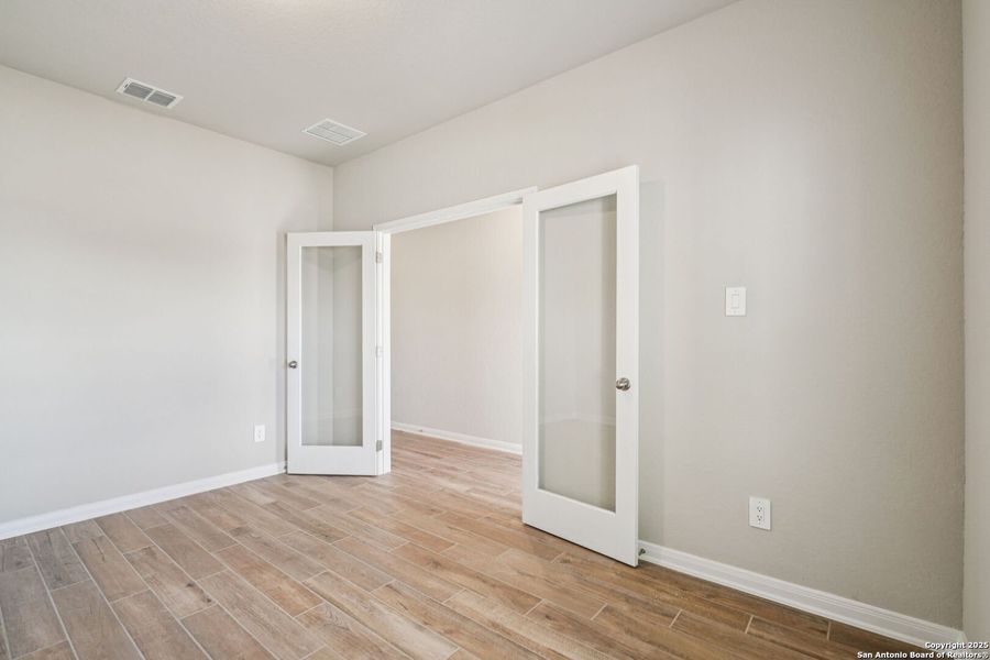 Spacious, unfurnished interior of a new home in Royal Crest, San Antonio (Image 29).