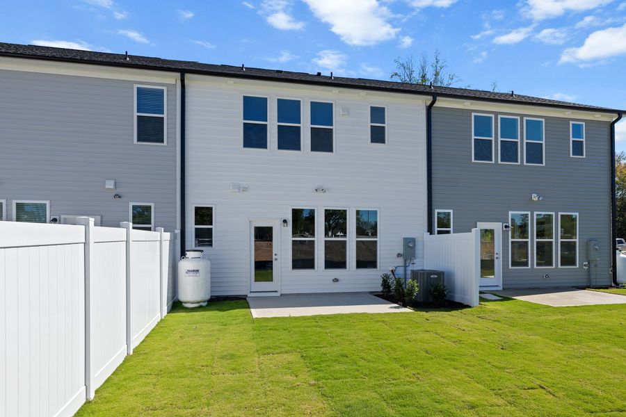 Representative exterior details of a home built from the The Hemlock by RobuckHomes in Kennebec Crossing, Angier (Image 59).