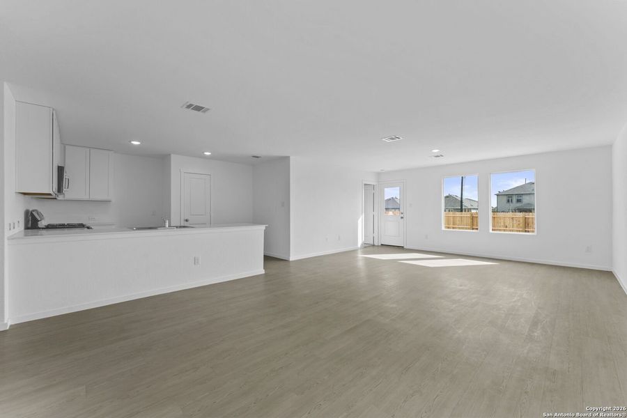 Spacious, unfurnished interior of a new home in Voss Farms, New Braunfels (Image 17).