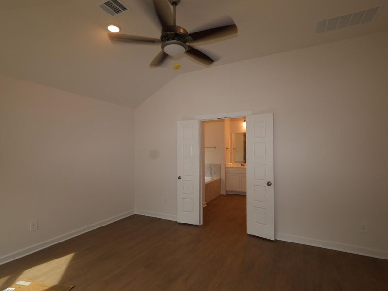 Spacious, unfurnished interior of a new home in Sorella, Tomball (Image 19).