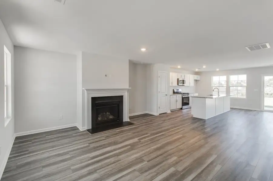 Spacious, unfurnished interior of a new home in Ellington, Elgin (Image 14).