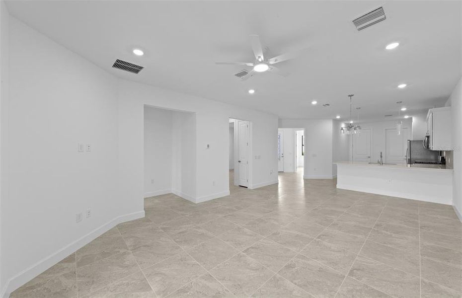Spacious, unfurnished interior of a new home in Del Webb Catalina, Lakewood Ranch (Image 11).