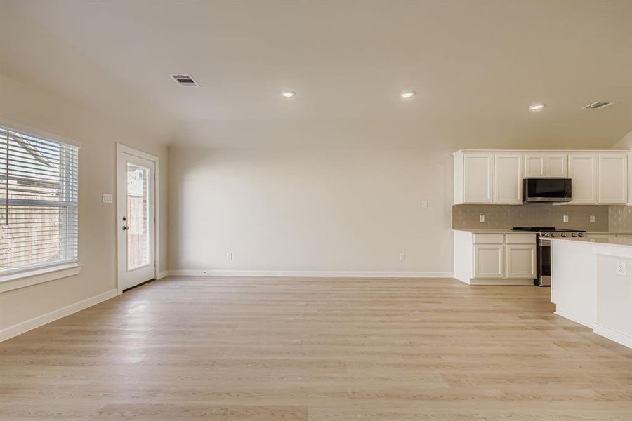 Spacious, unfurnished interior of a new home in Summerwood Estates, Red Oak (Image 17).