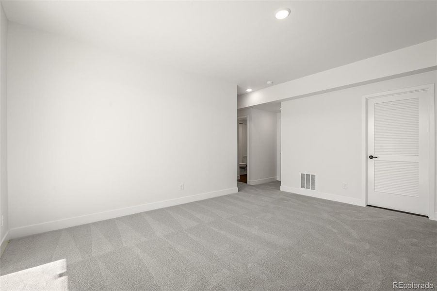 Spacious, unfurnished interior of a new home in Trailside at Cottonwood Creek, Colorado Springs (Image 34).