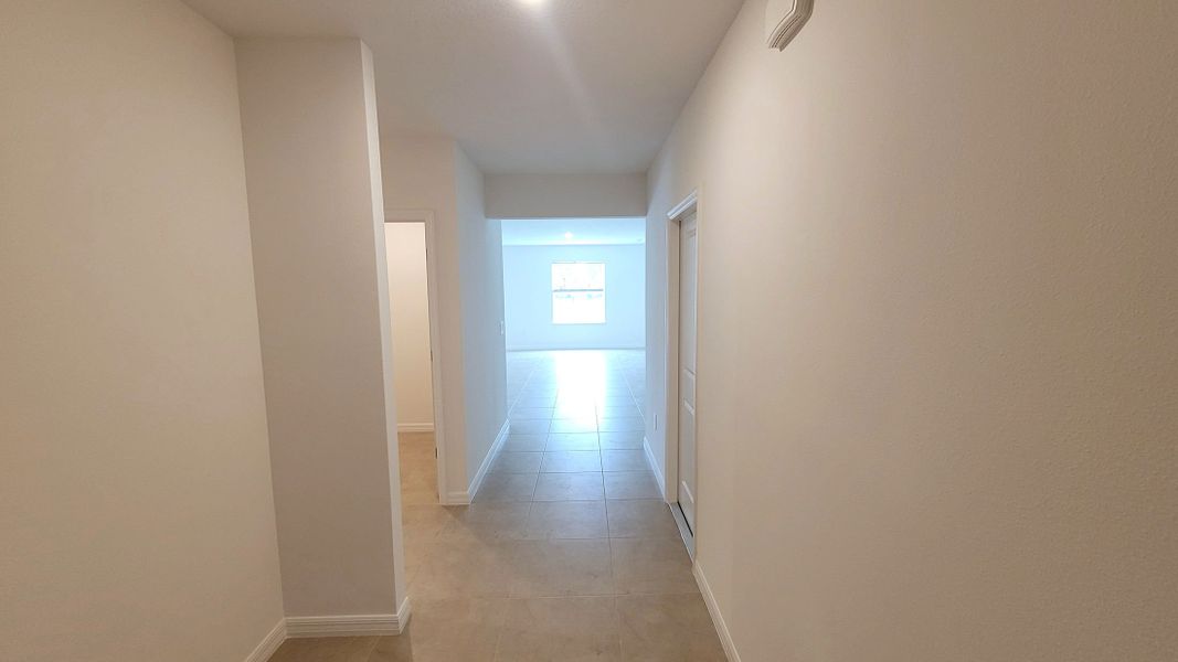Spacious, unfurnished interior of a new home in Port St. Lucie, Port St. Lucie (Image 6).