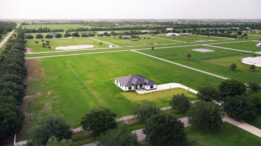 Furnished interior view inside a new home in , Fort Pierce (Image 6).