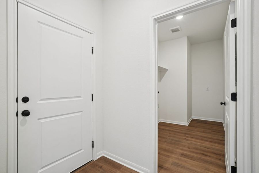 Spacious, unfurnished interior of a new home in Village at Three Oaks, Seguin (Image 14).