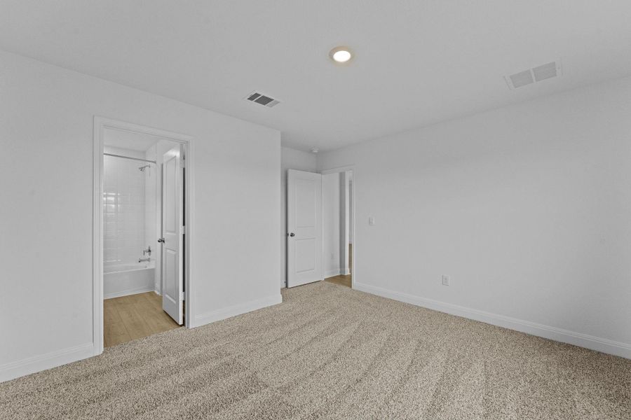 Spacious, unfurnished interior of a new home in Riverview, Georgetown (Image 37).
