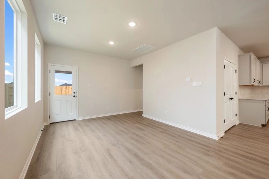Spacious, unfurnished interior of a new home in Lariat, Liberty Hill (Image 30).