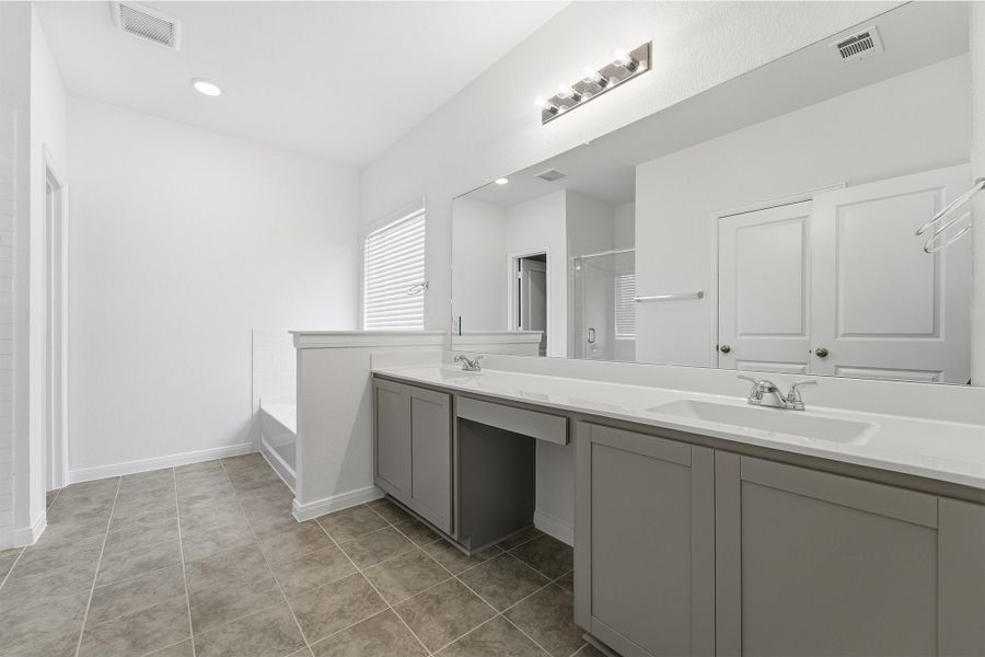 Furnished interior view inside a new home in Saddlebrook Estates, Waxahachie (Image 10).