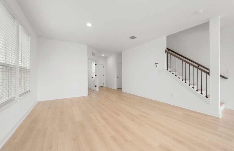 Spacious, unfurnished interior of a new home in Sunfield, Buda (Image 37).