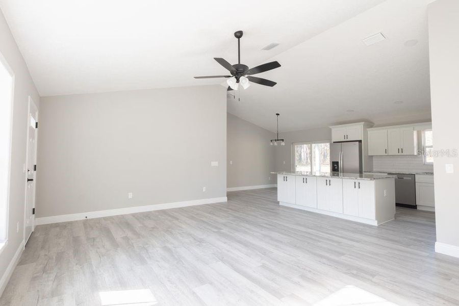 Spacious, unfurnished interior of a new home in , Citrus Springs (Image 40).