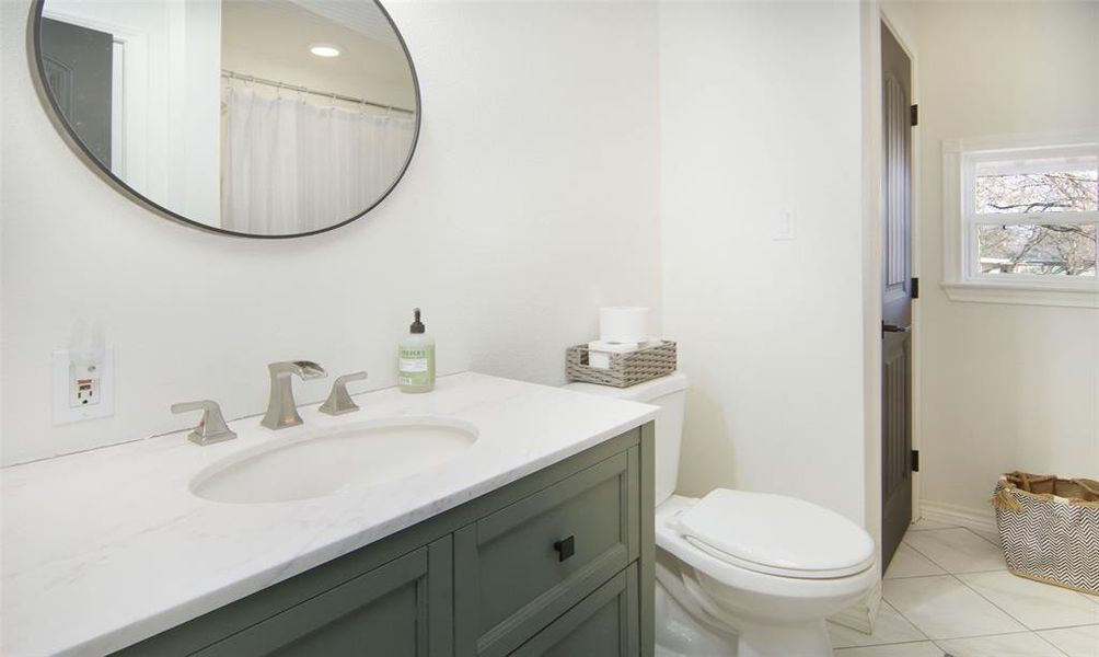 Furnished interior view inside a new home in , Weatherford (Image 7).