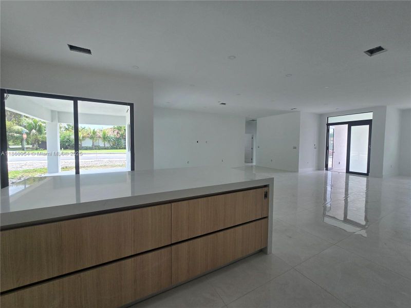 Spacious, unfurnished interior of a new home in , Miami (Image 24).