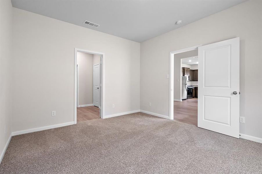 Spacious, unfurnished interior of a new home in College Park, Dallas (Image 13).