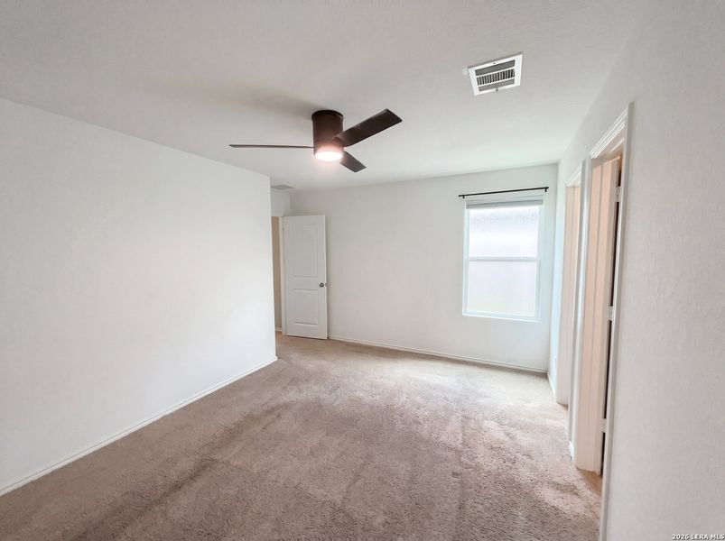 Spacious, unfurnished interior of a new home in Aston Park, San Antonio (Image 16).