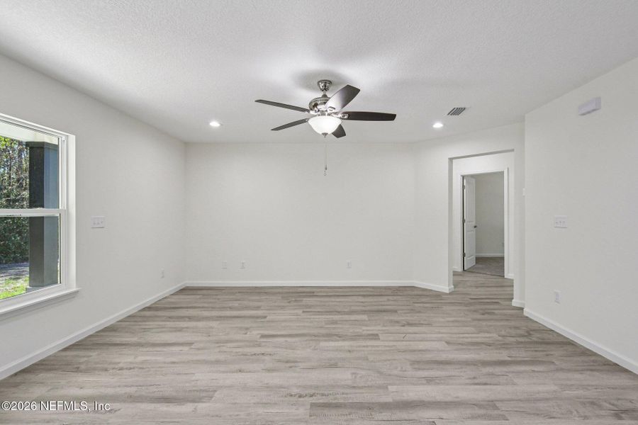 Spacious, unfurnished interior of a new home in , Middleburg (Image 51).