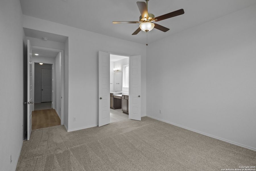 Spacious, unfurnished interior of a new home in Foxbrook, Cibolo (Image 23).