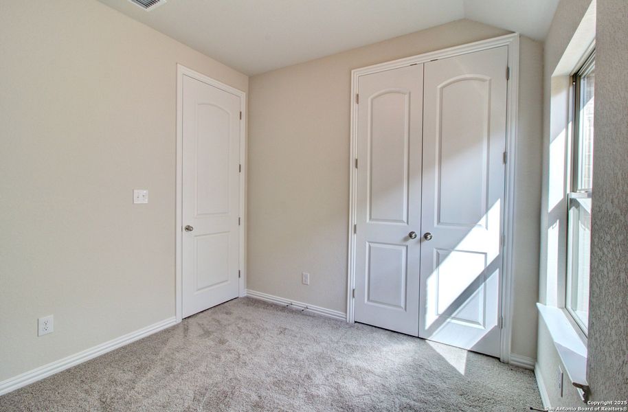 Spacious, unfurnished interior of a new home in Sunflower Ridge, New Braunfels (Image 20).