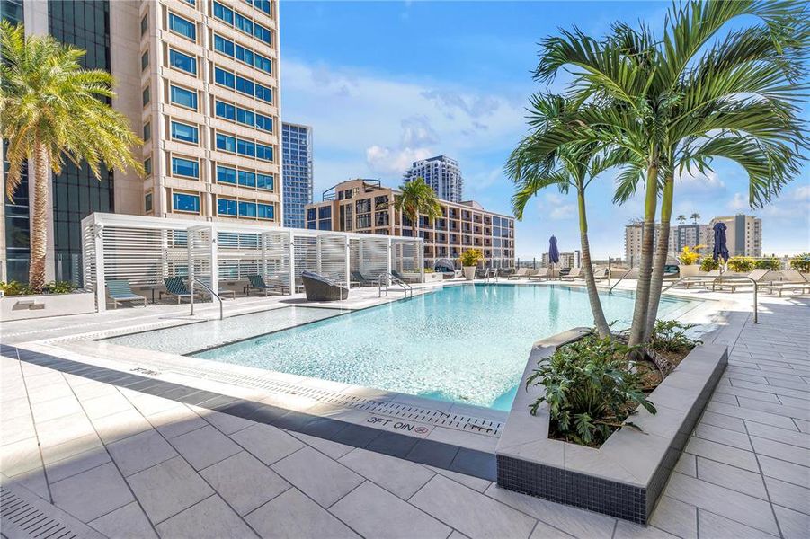 Condo located in St. Petersburg, FL showcasing its design and architecture (Image 33).