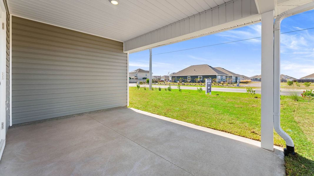 Exterior details and patio area of a home in Titus Park, Panama City (Image 4).