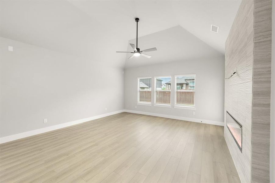 Spacious, unfurnished interior of a new home in Llano Springs, Fort Worth (Image 19).