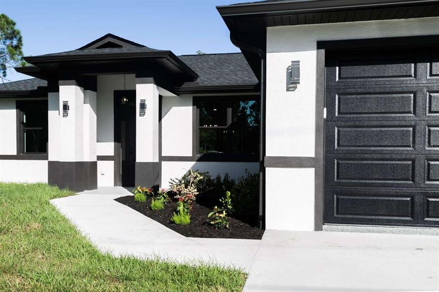 Exterior details and patio area of a home in , North Port (Image 3).