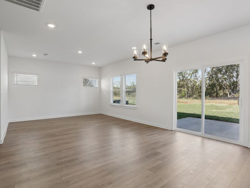 Spacious, unfurnished interior of a new home in Bear Springs, Columbia (Image 6).