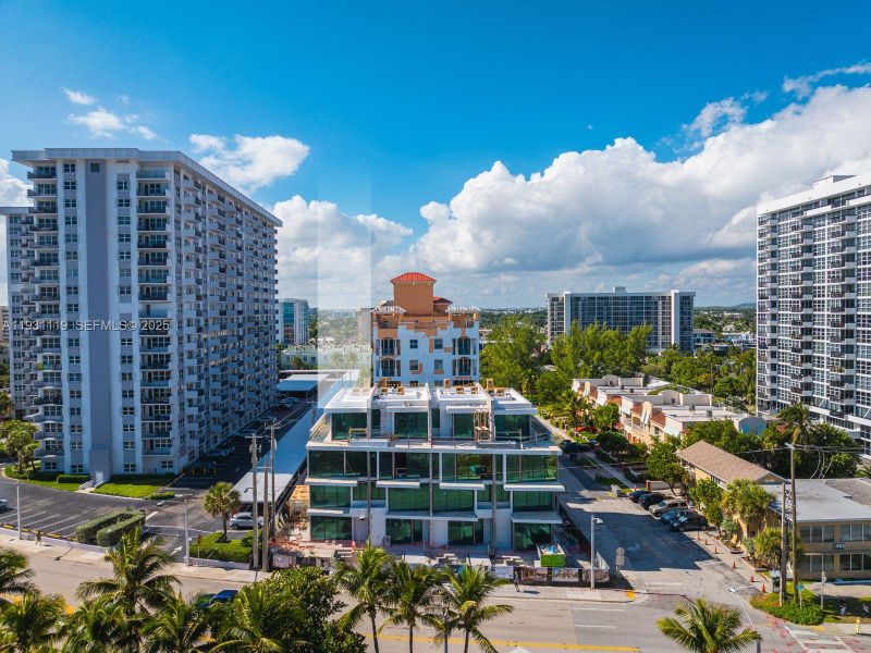 Condo located in Pompano Beach, FL showcasing its design and architecture (Image 17).