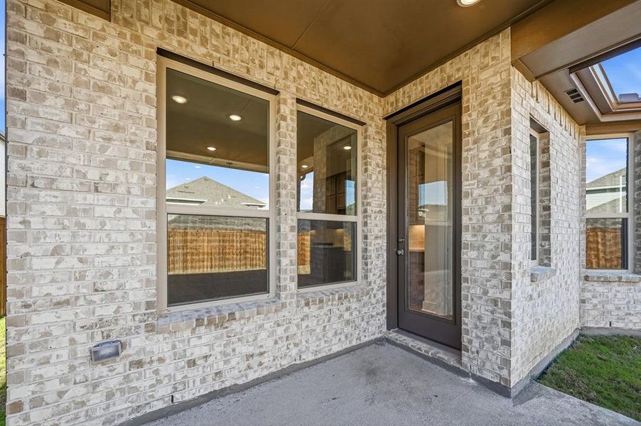 Exterior details and patio area of a home in Hillstead, Lavon (Image 18).