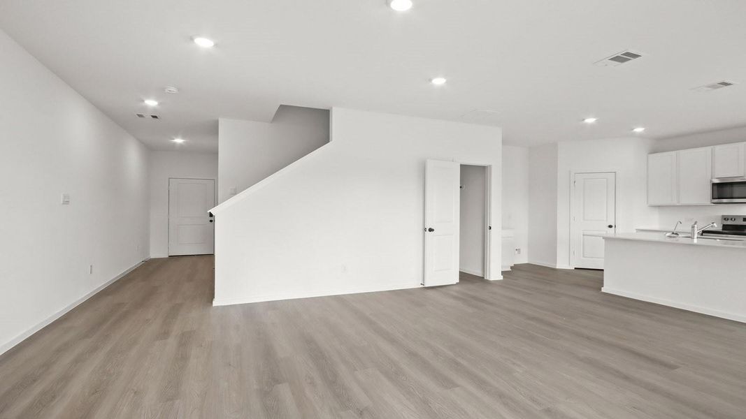 Spacious, unfurnished interior of a new home in Lake Conroe Cove, Willis (Image 8).