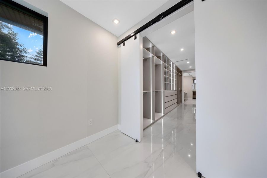 Spacious, unfurnished interior of a new home in , Fort Lauderdale (Image 23).