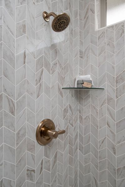 Representative interior finishes for a home built from the Sage by Tri Pointe Homes in The Retreat at Harvest, Argyle (Image 17).