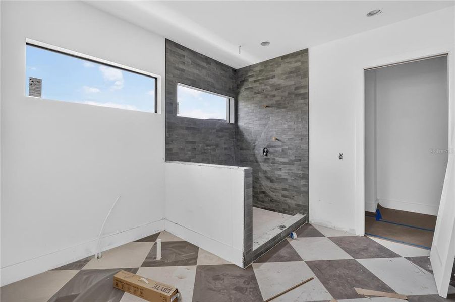 Spacious, unfurnished interior of a new home in , Tampa (Image 7).